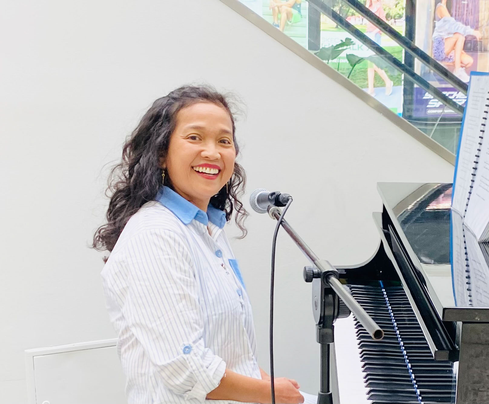 Winnie live music play piano
